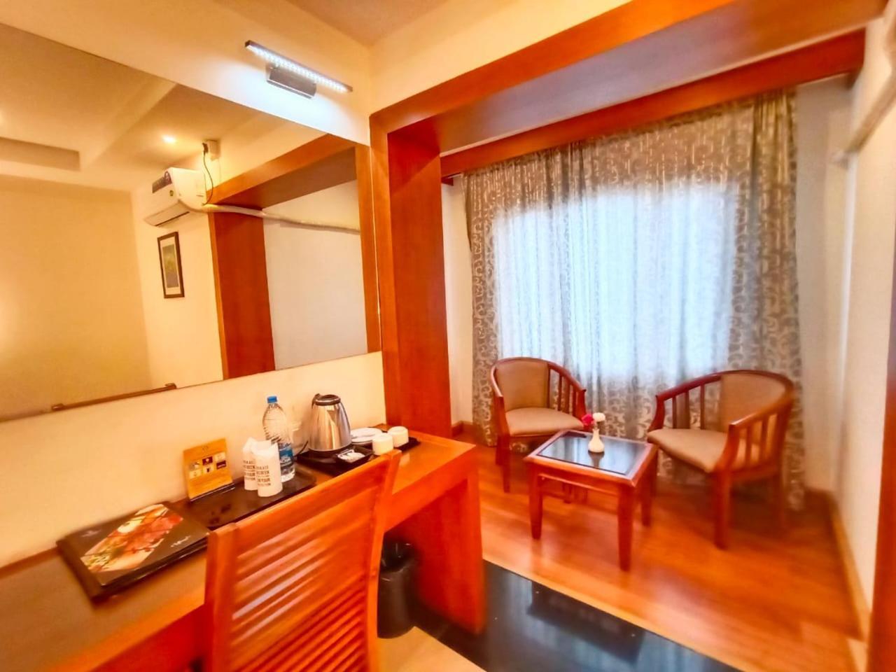 Hill Palace Hotel & Spa Kochi Buitenkant foto