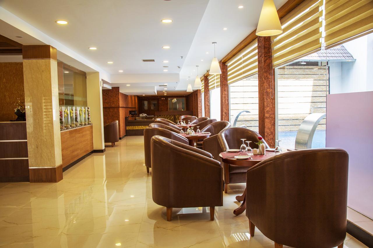 Hill Palace Hotel & Spa Kochi Buitenkant foto